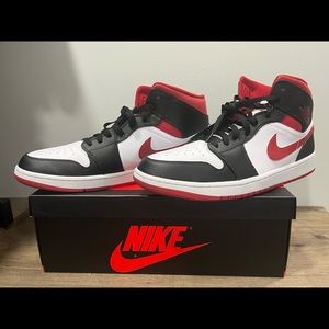 Jordan 1 Mids, Gym Red Black White